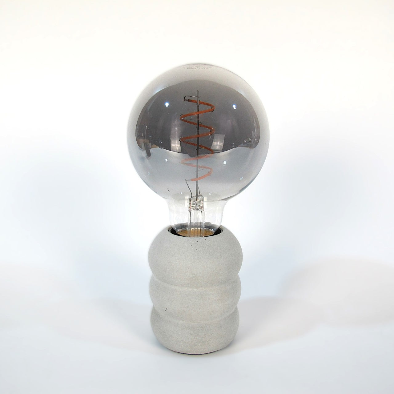 Sveti | Tischlampe aus Beton