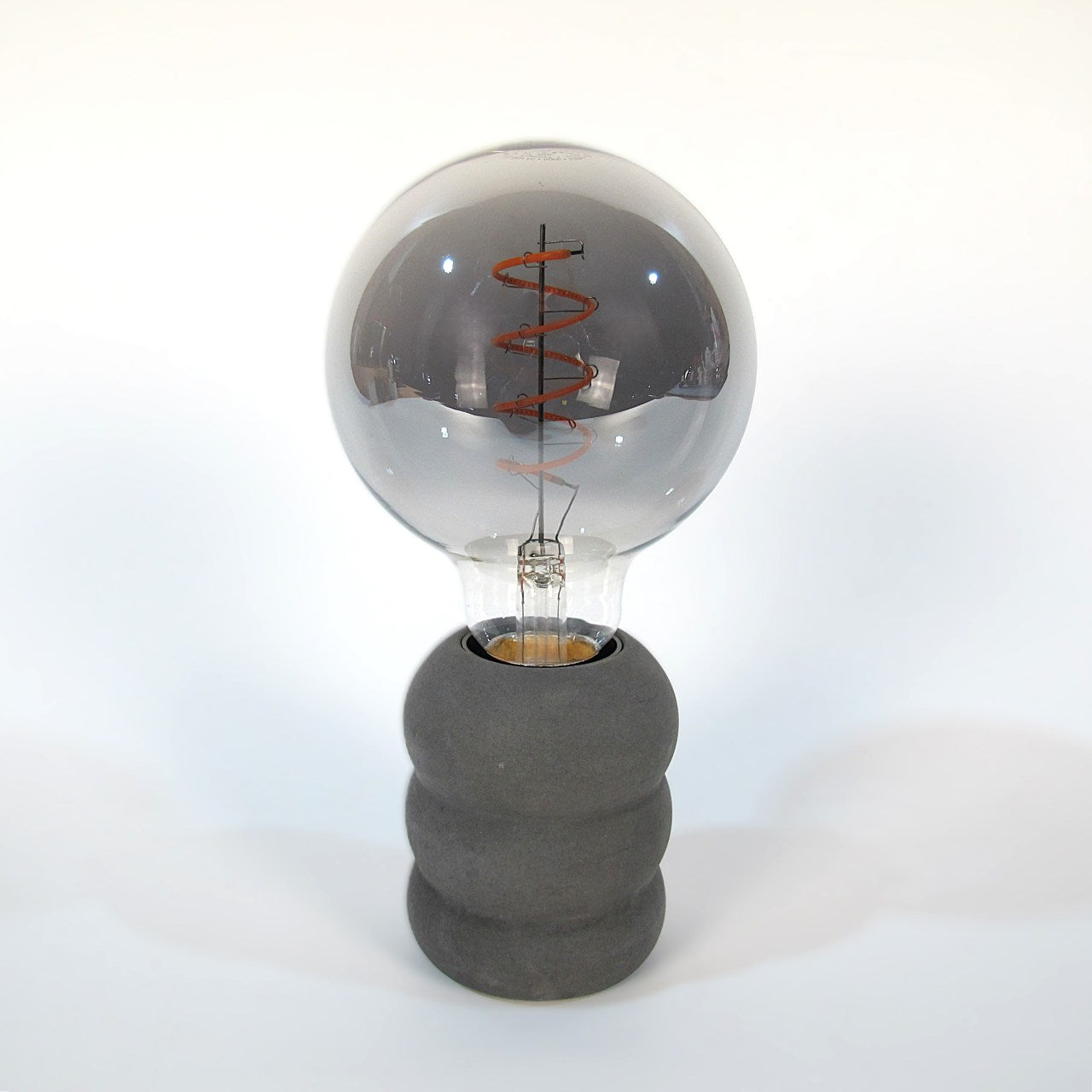 Sveti | Tischlampe aus Beton