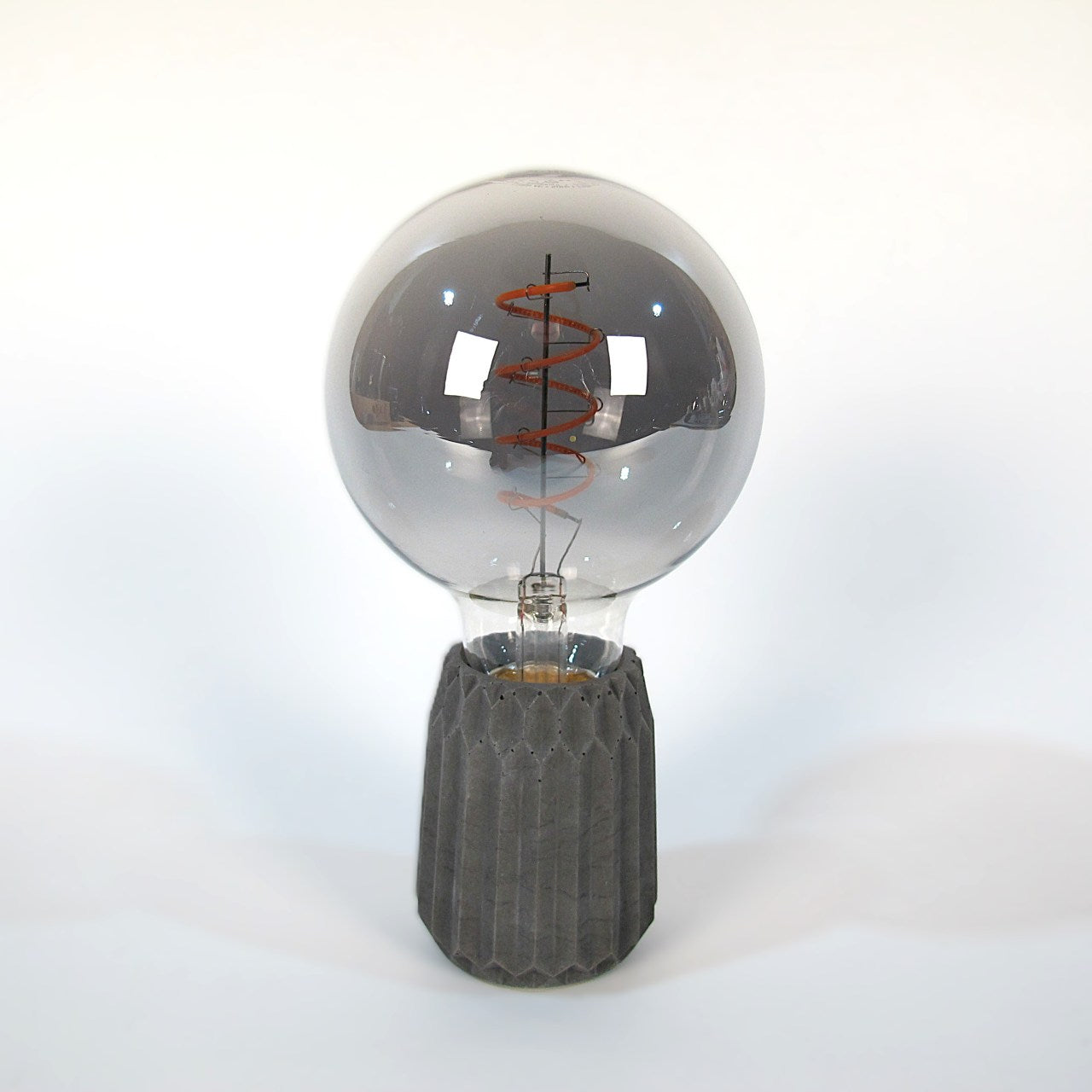 Violet | Tischlampe aus Beton