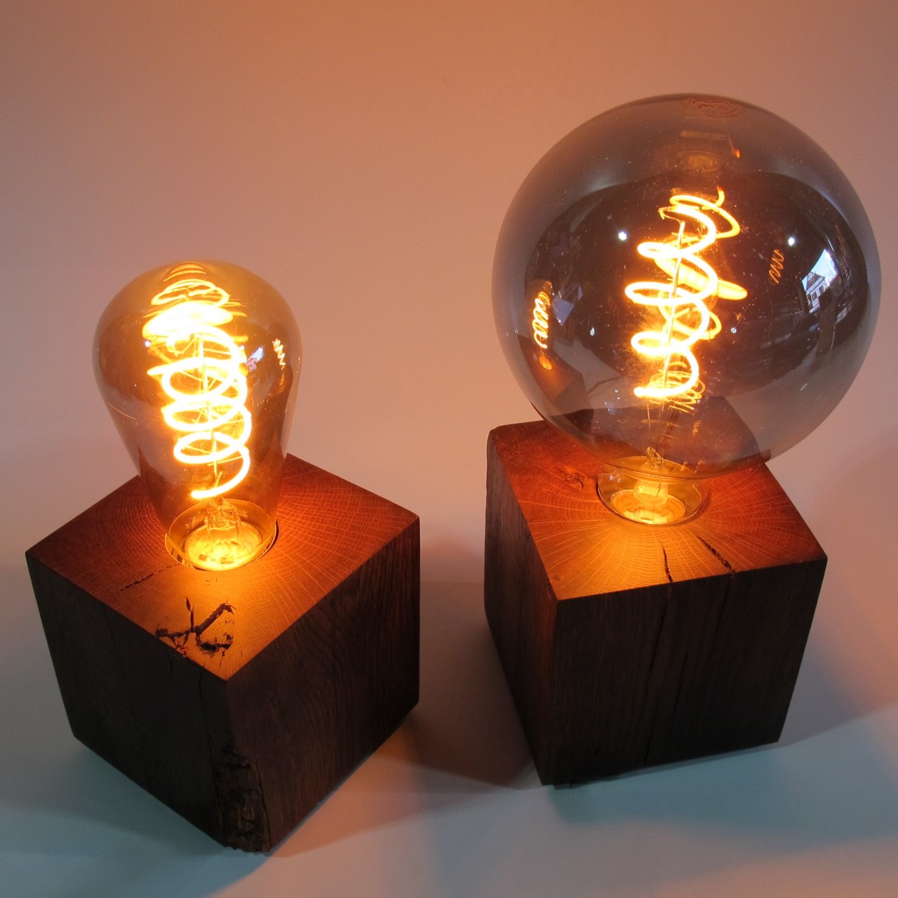 Skumring | Nachttischlampe aus Räuchereiche 10x10cm