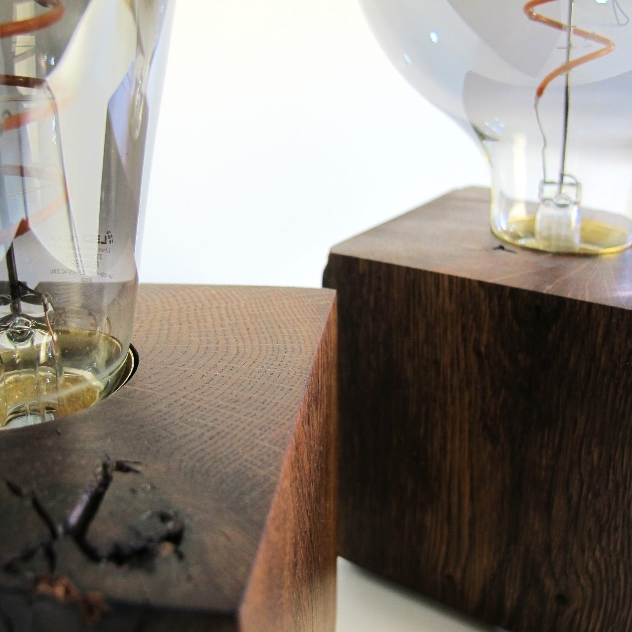 Skumring | Nachttischlampe aus Räuchereiche 10x10cm