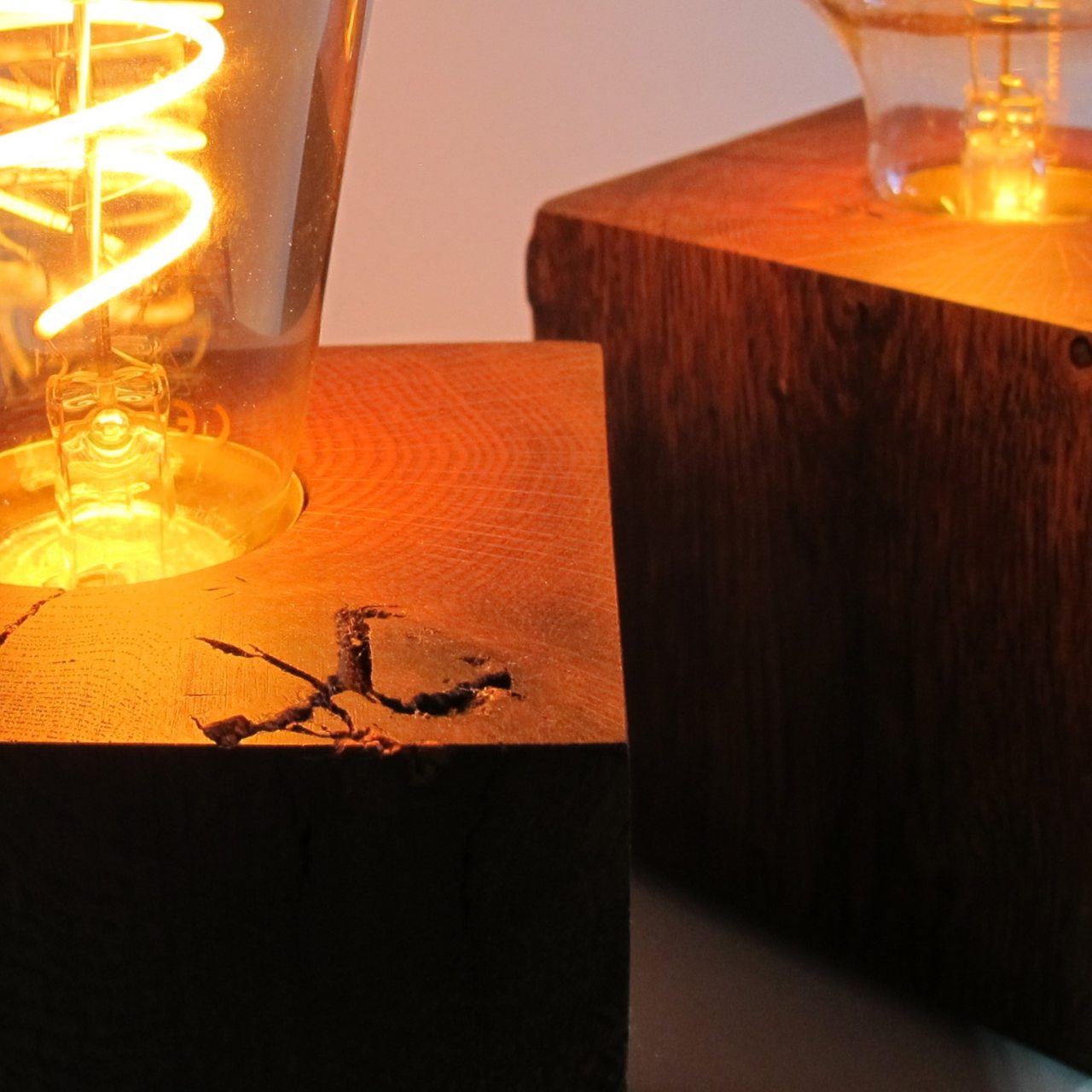 Skumring | Nachttischlampe aus Räuchereiche 10x10cm