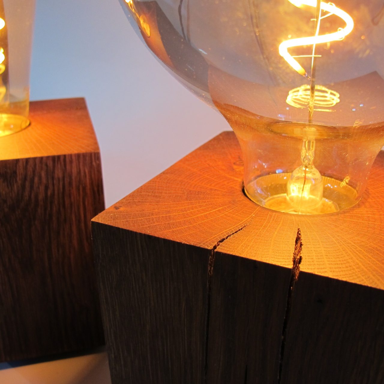 Skumring | Nachttischlampe aus Räuchereiche 10x10cm