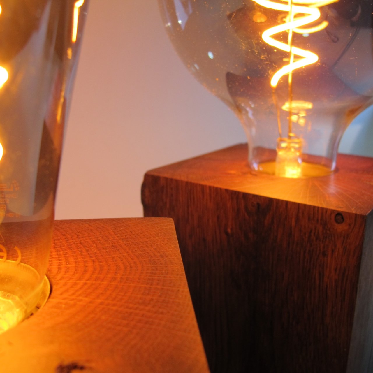 Skumring | Nachttischlampe aus Räuchereiche 10x10cm