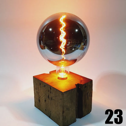 Rökkri | Tischleuchte aus Eichenholz