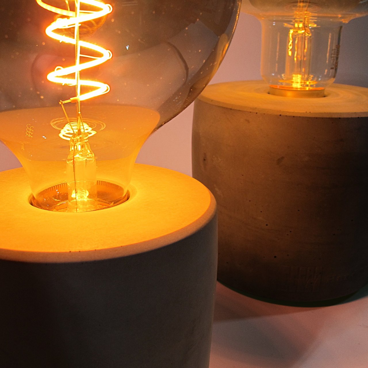 Strokka | Tischlampe Ø=14cm aus Beton