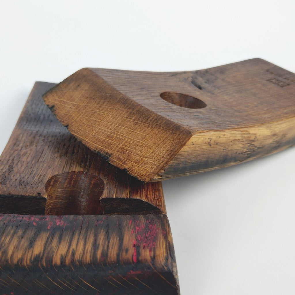 nahaufnahme vom Weinständer aus rustikalem Eichenholz einer alten Fassdaube Modell Montis