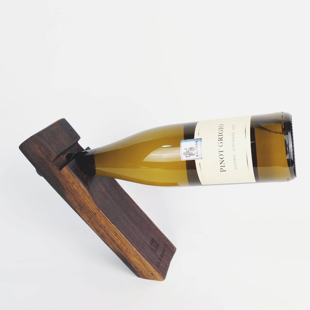 schmaler Weinständer aus rustikalem Eichenholz dem Endstück einer alten Fassdaube Modell Montis