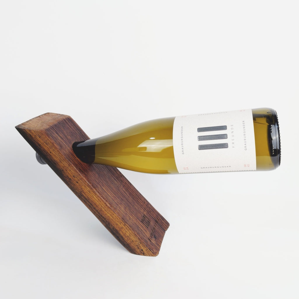 kleiner Weinständer aus rustikalem Eichenholz dem Bauchstück einer Fassdaube Modell Montis