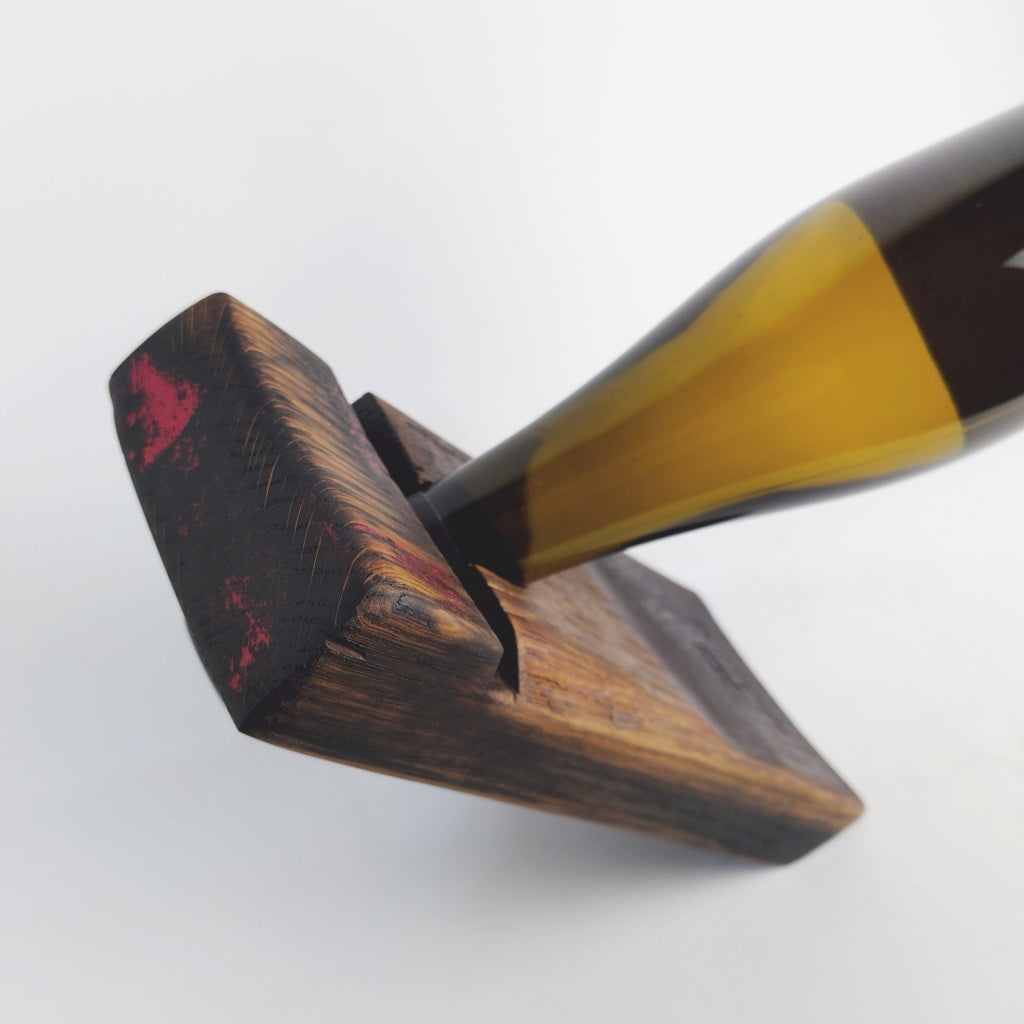 Handgefertigter Weinständer aus rustikalem Eichenholz einer alten Fassdaube Modell Montis