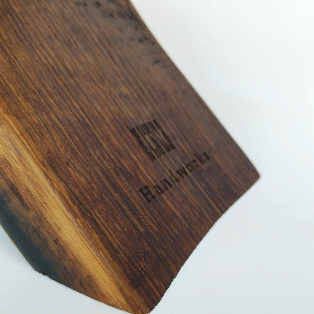 Nahaufnahme vom Weinständer Montis zu sehen ist ein ins Eichenholz eingebranntes Handworkz Logo